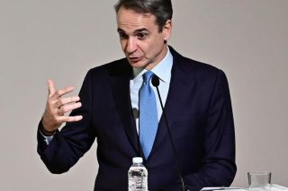 Ολοι τον ψέγουν, αυτός θριαμβολογεί